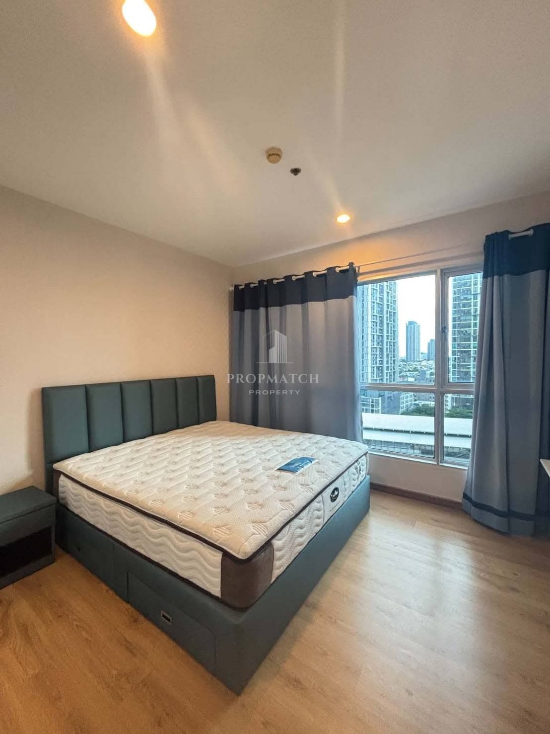 Hive Sathorn photo 2