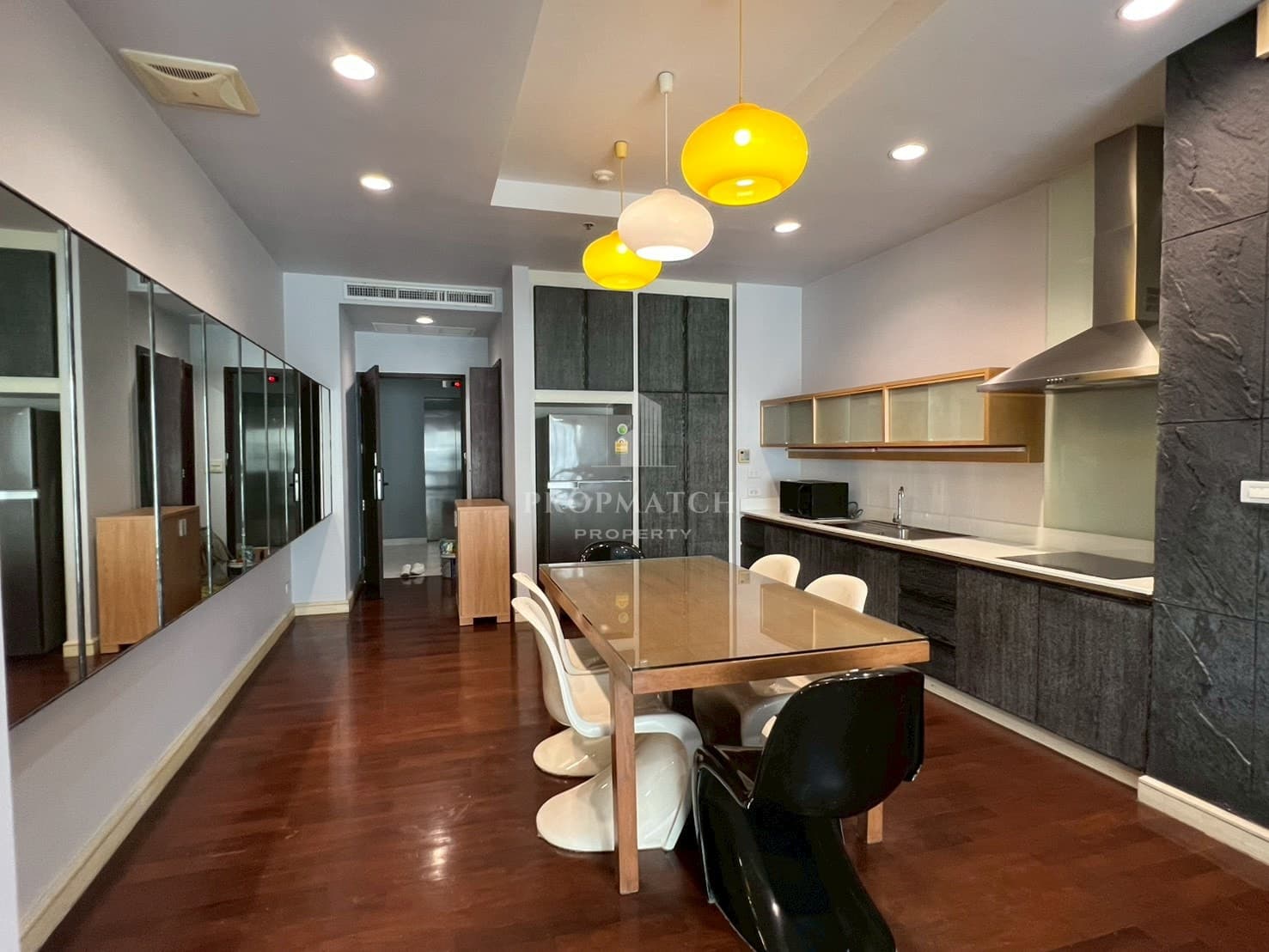 Noble Ora Thonglor photo 3