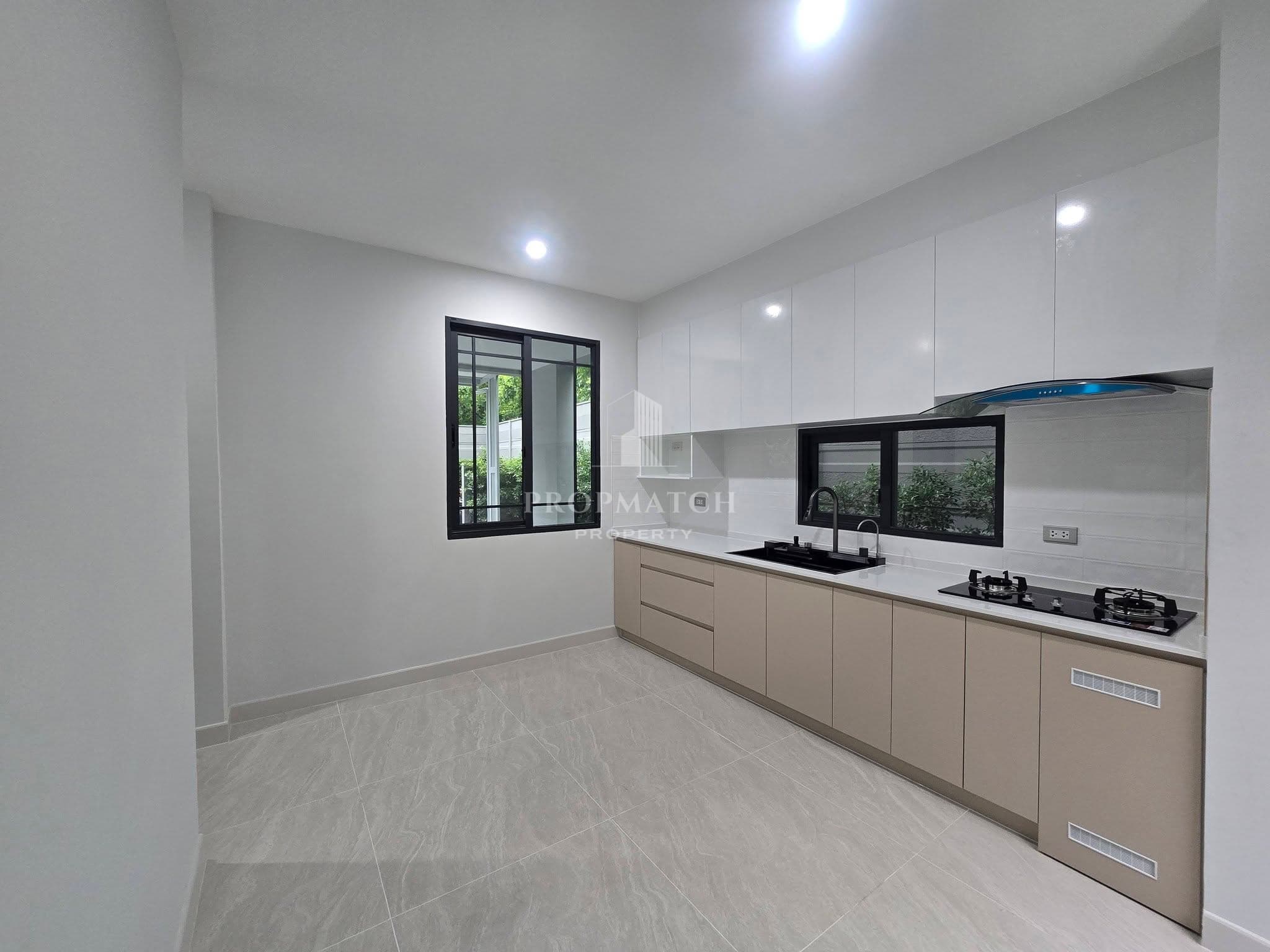 Baan Klang Mueng CLASSE Sukhumvit 77 photo 3