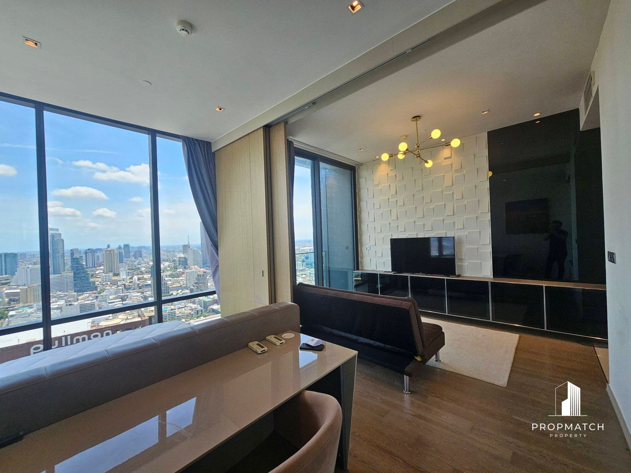 Ashton Silom