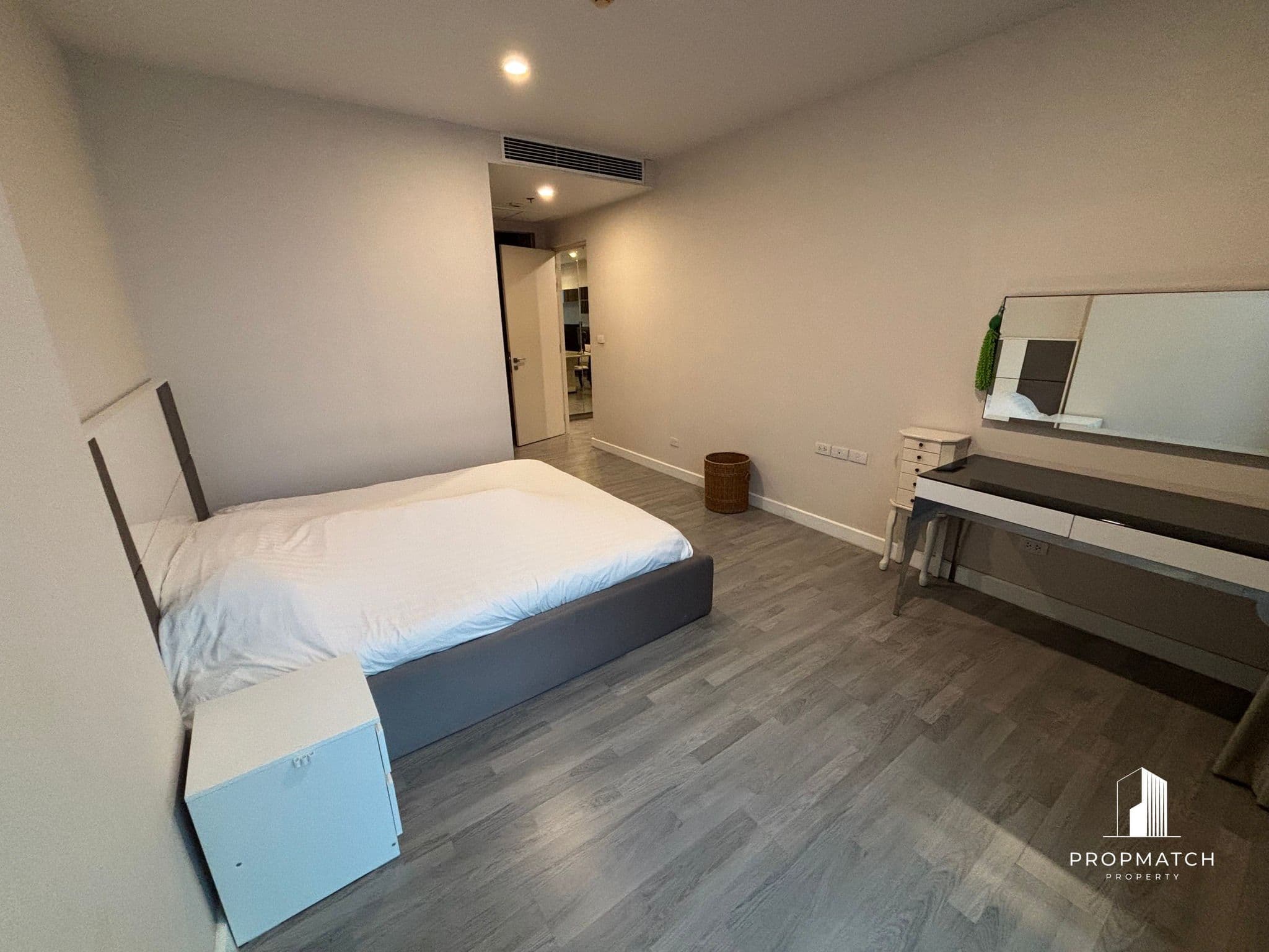 The Room BTS Wongwian Yai