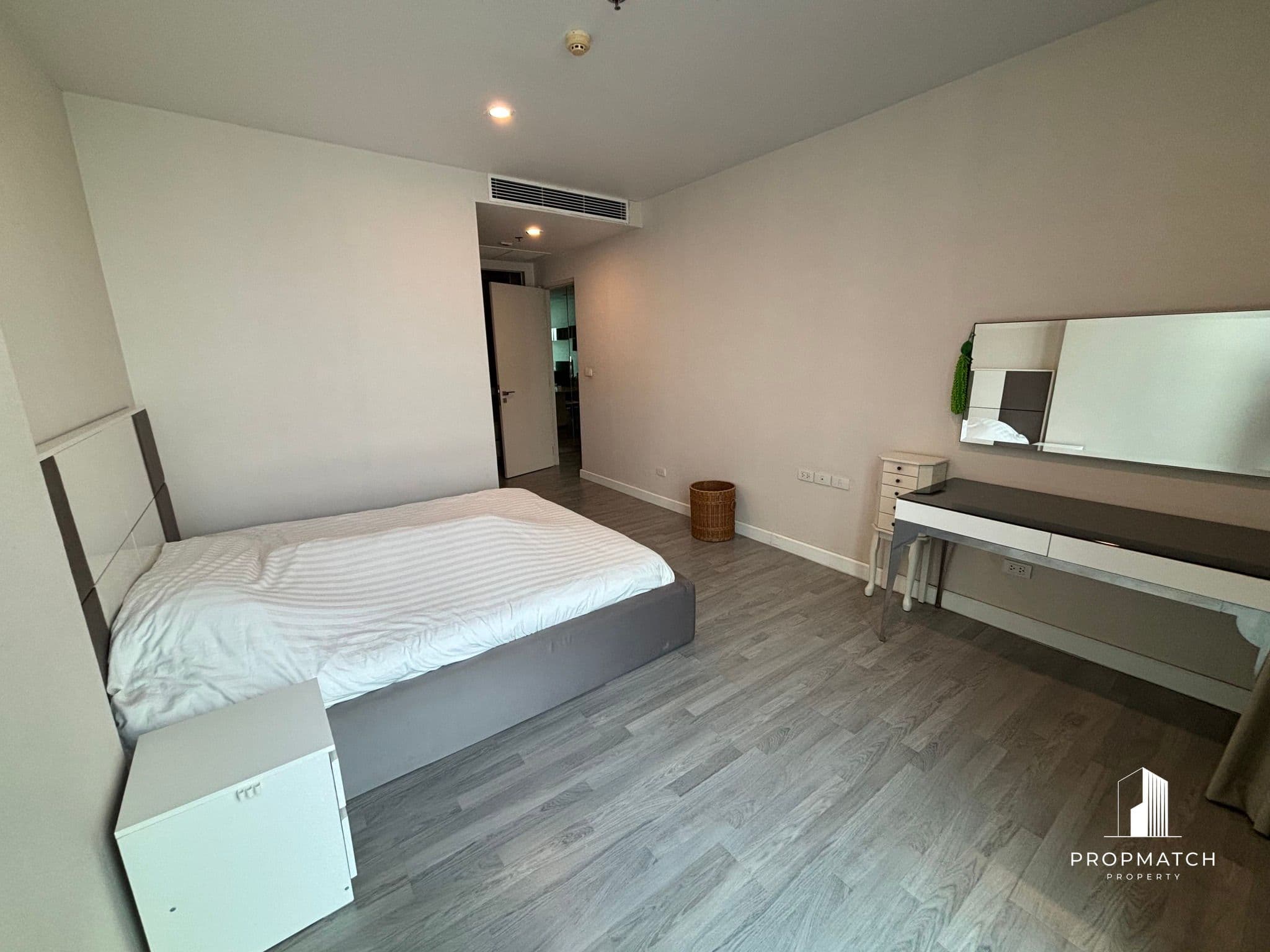 The Room BTS Wongwian Yai